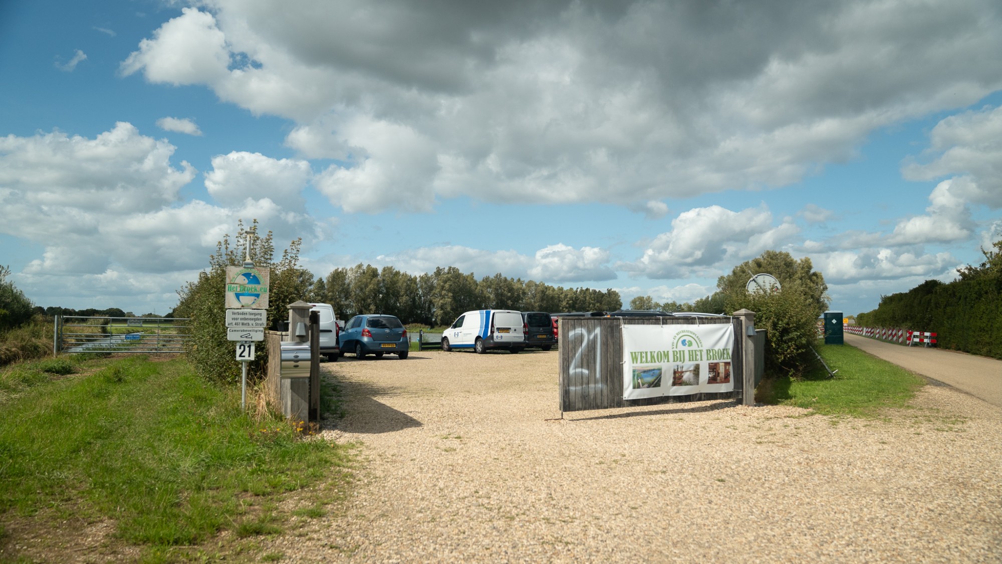Verhard parkeerterrein bij de ingang van Het Broek