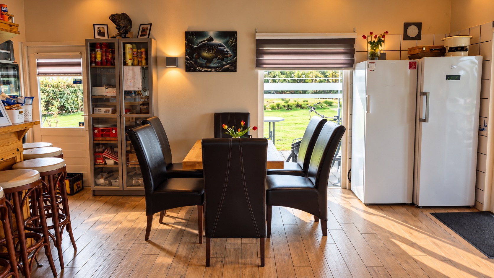 De bar en eettafel in de kantine van Het Broek