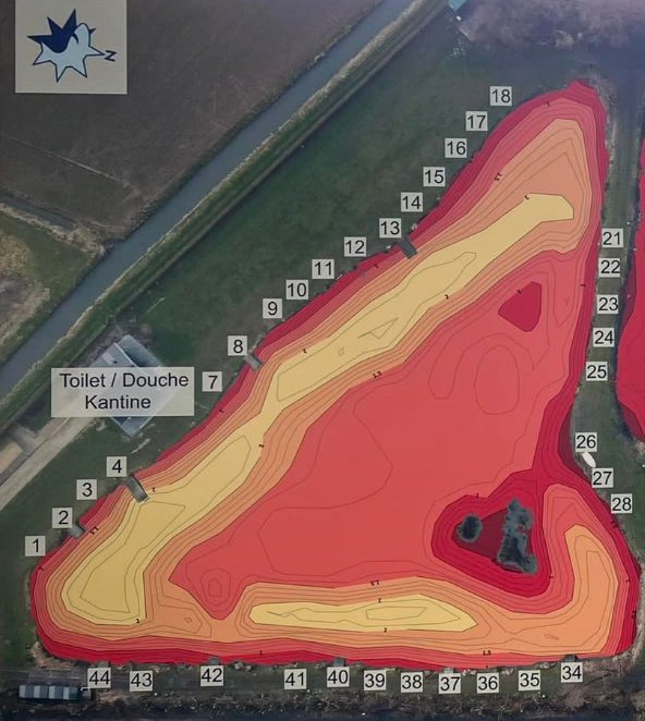 Dieptekaart van de witvisplas met de genummerde stekken: kantinekant stek 1 tot 18, damkant stek 21 tot 28 en wegkant stek 34 tot 44.